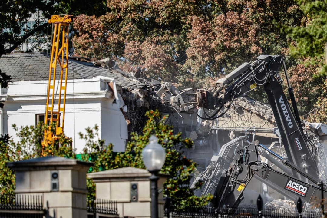 (Left) Construction is underway on a ballroom being added to the East Wing of the White House, on Oct. 21, 2025. Trump said the ballroom will hold up to 999 people, compared with the East Room’s current seating capacity of about 200. (Right) President Donald Trump displays a rendering of his proposed $250 million White House ballroom as he meets with NATO Secretary General Mark Rutte in the Oval Office on Oct. 22, 2025. (Madalina Kilroy/The Epoch Times, Alex Wong/Getty Images)