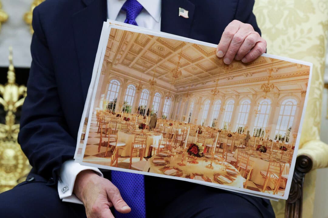 (Left) Construction is underway on a ballroom being added to the East Wing of the White House, on Oct. 21, 2025. Trump said the ballroom will hold up to 999 people, compared with the East Room’s current seating capacity of about 200. (Right) President Donald Trump displays a rendering of his proposed $250 million White House ballroom as he meets with NATO Secretary General Mark Rutte in the Oval Office on Oct. 22, 2025. (Madalina Kilroy/The Epoch Times, Alex Wong/Getty Images)