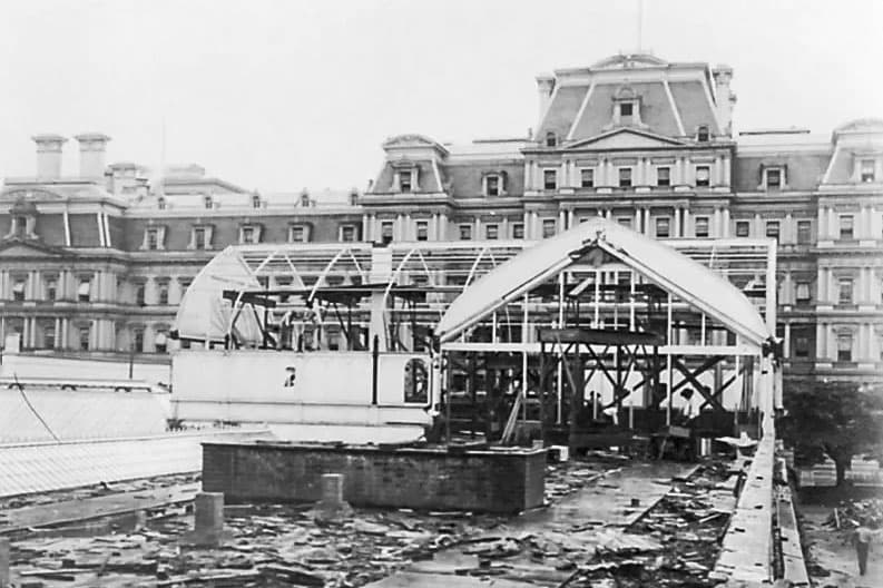 Newly constructed West Wing with remnants of the old White House Conservatory visible behind the new wing, in 1902. The West Wing was added in 1902 under President Theodore Roosevelt. (White House Historical Association)