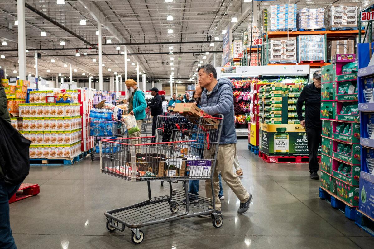 People shop at a grocery store in Elkridge, Md., on Oct. 24, 2025. (Madalina Kilroy/The Epoch Times)