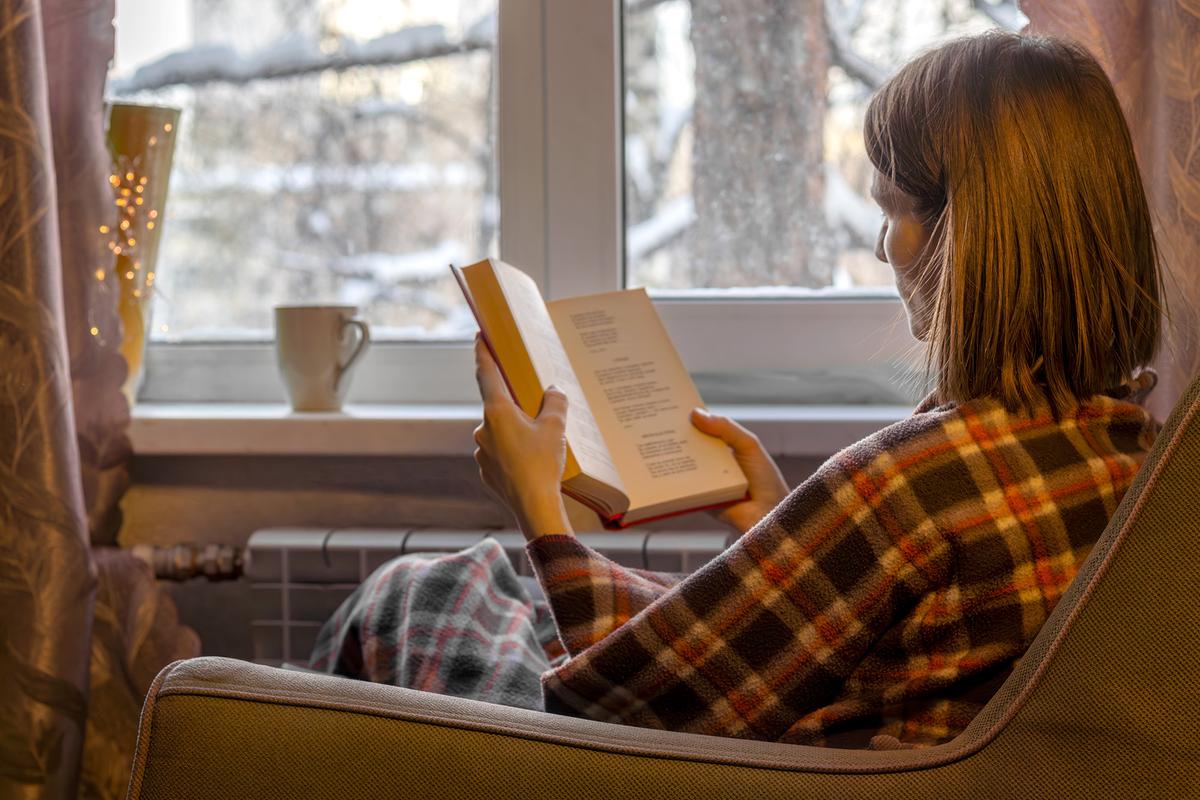 A few minutes spent reading alone allow adults to slow down and recharge during the busy holiday season. (Alla08/Shutterstock)