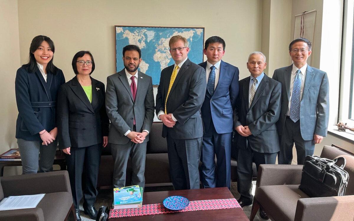 Sun (L) and Rashad Hussain (3rd L), U.S. ambassador at large for international religious freedom, with Falun Gong practitioners on April 25, 2022. (Falun Dafa Information Center)