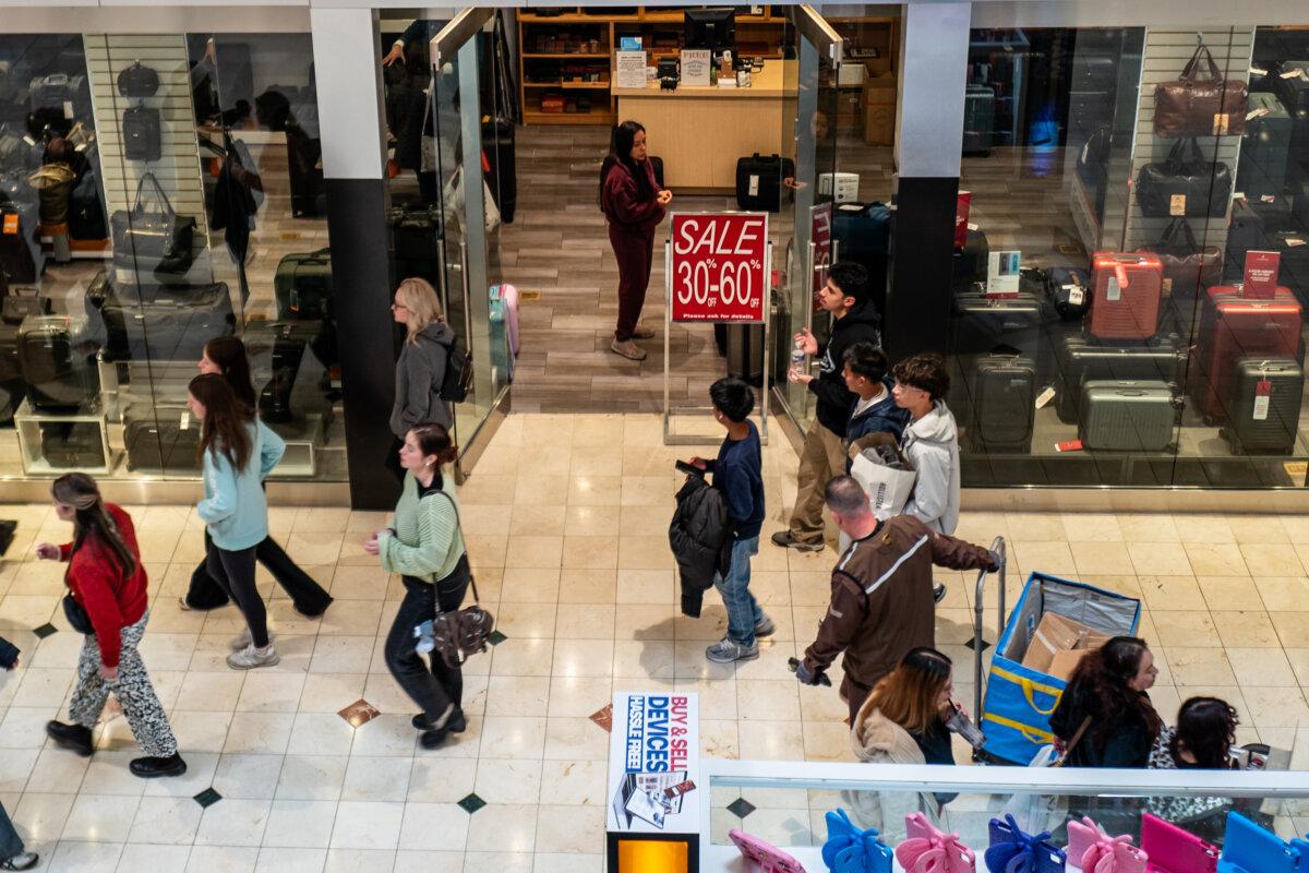 Shoppers on Black Friday at a mall in Bethesda, Md., on Nov. 28, 2025. (Madalina Kilroy/The Epoch Times)