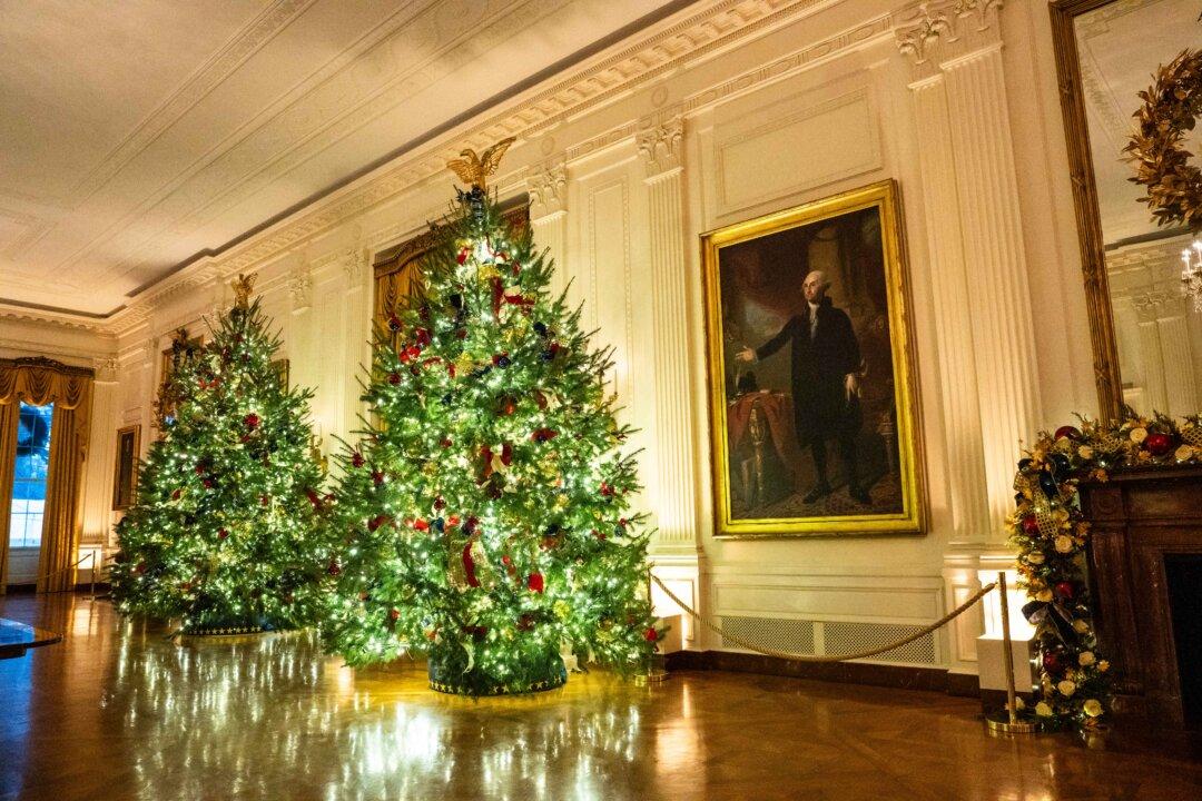 A painting of President George Washington during the Christmas decorations press tour at the White House on Dec. 1, 2025. (Madalina Kilroy/The Epoch Times)