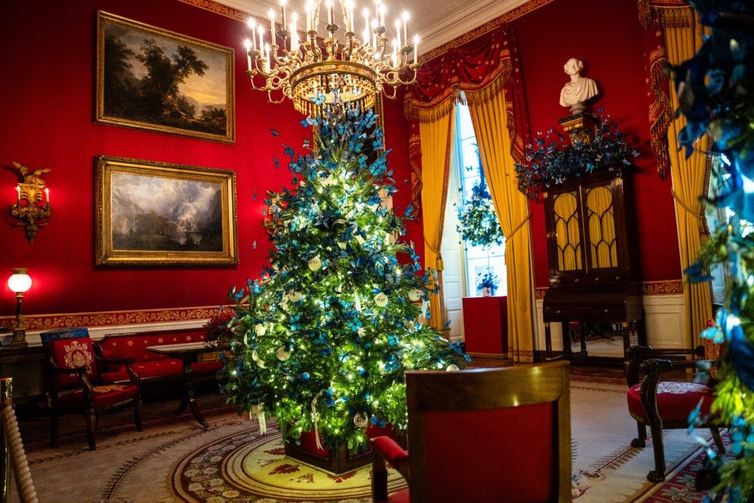 Christmas decorations with a “Home Is Where the Heart Is” theme adorn the White House on Dec. 1, 2025. (Madalina Kilroy/The Epoch Times)