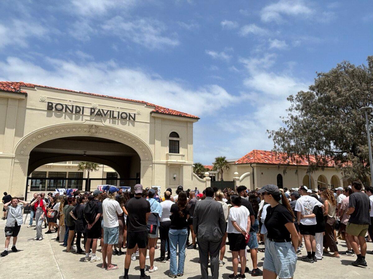 Locals gather at Bondi on Dec. 15, 2025, in the aftermath of the tragedy that killed 15 people and injured 40 more. (The Epoch Times)