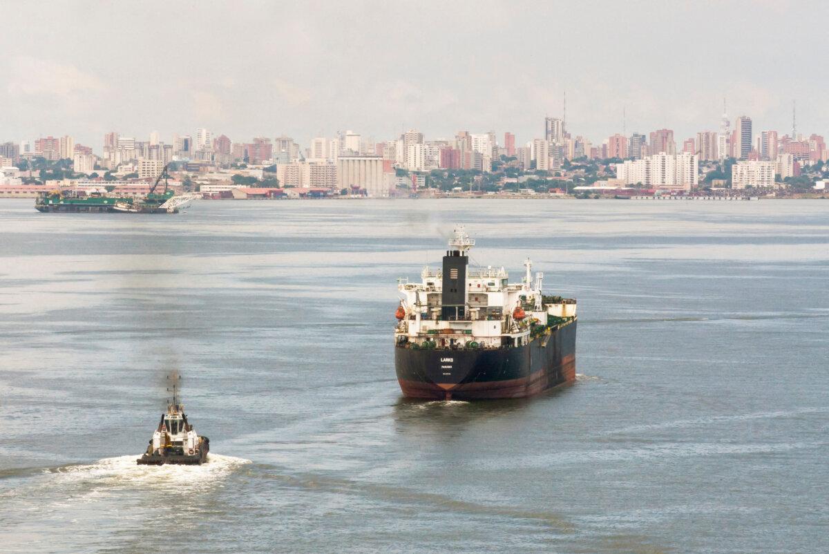 An unidentified oil tanker sails on Lake Maracaibo, in Cabimas, Venezuela, on Oct. 14, 2022. (Issac Urrutia/Reuters)