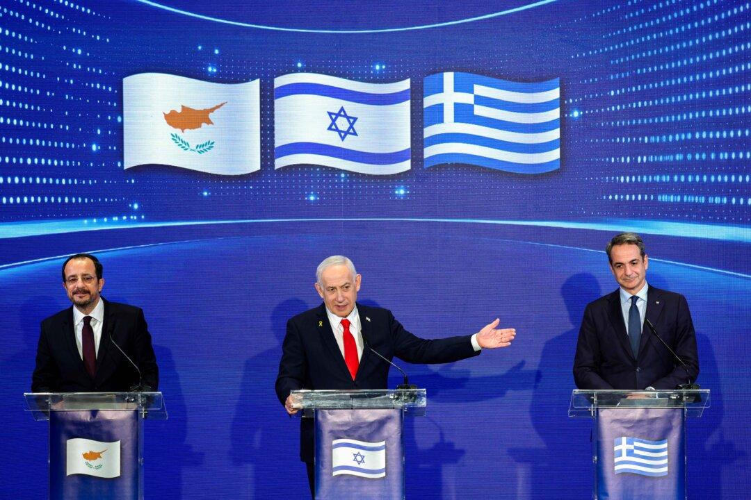 Israeli Prime Minister Benjamin Netanyahu, Cypriot President Nikos Christodoulides (L) and Greek Prime Minister Kyriakos Mitsotakis (R) hold a joint press conference after a trilateral meeting in Jerusalem on Dec. 22, 2025. (Abir Sultan/POOL/AFP via Getty Images)