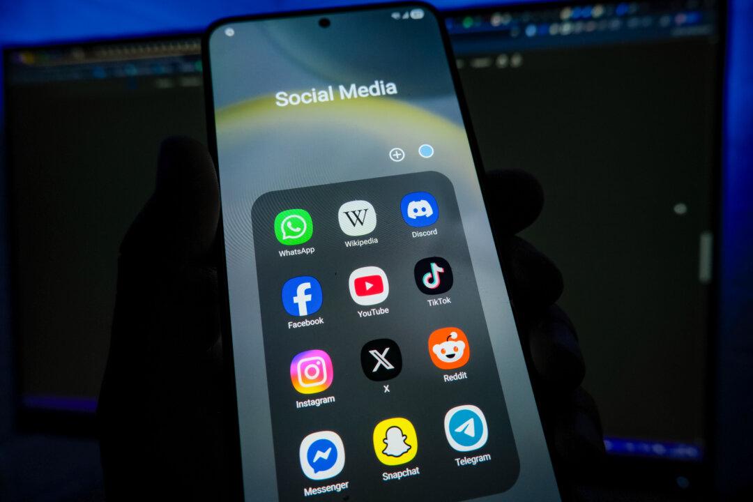Social media app icons are seen on a smartphone screen in this photo illustration on Oct. 18, 2025. A 2023 study published in Nature suggested that simply having a smartphone nearby can lower cognitive performance. (Oleksii Pydsosonnii/The Epoch Times)