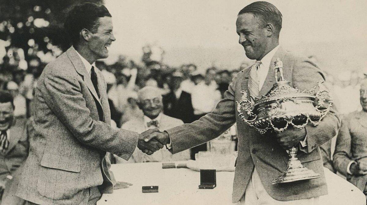 (L) Watts Gunn and Bobby Jones, holding the trophy, at the 1925 U.S. Amateur tournament. (Public Domain)