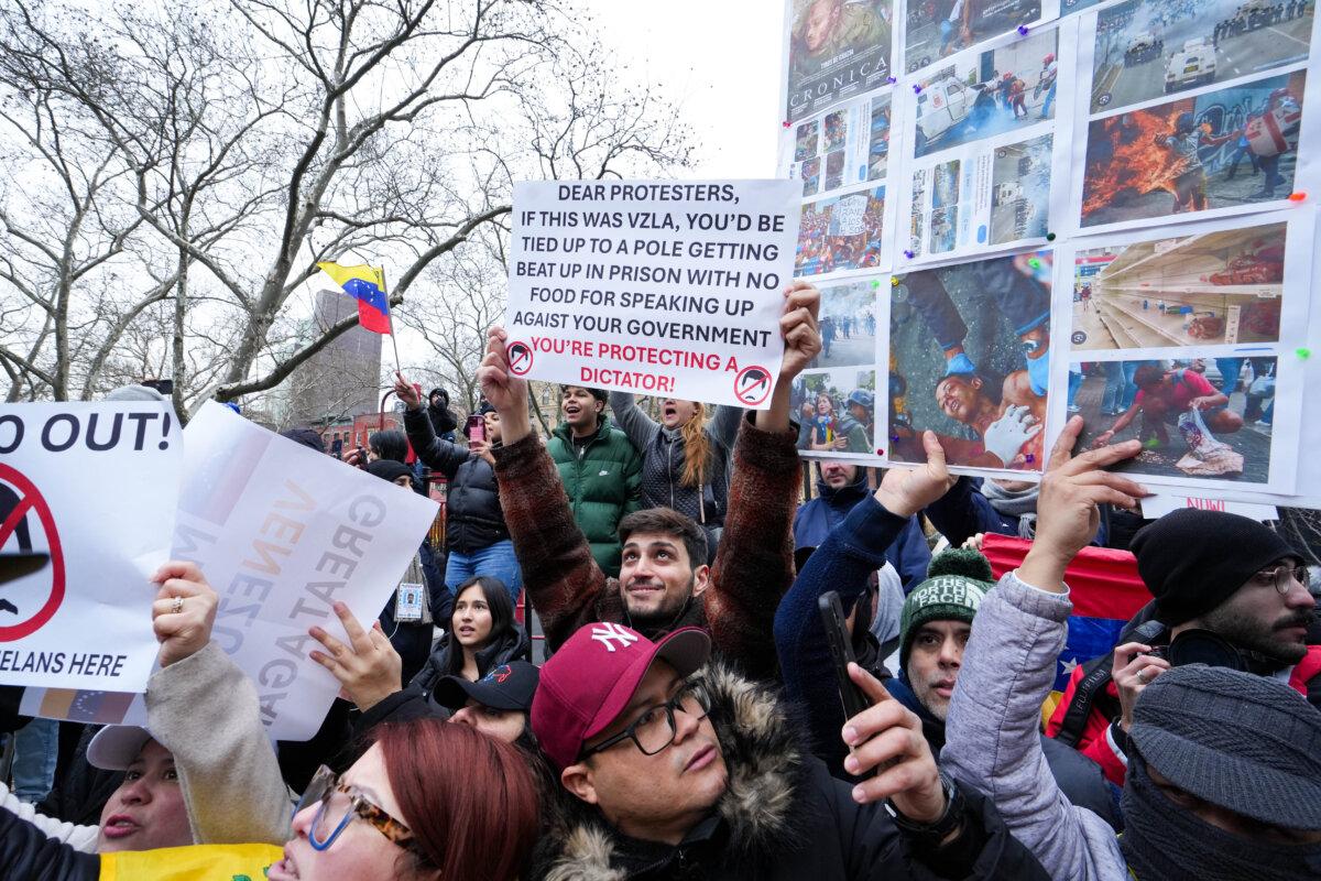 People gather to celebrate the capture of Venezuela leader Nicolás Maduro, outside the Federal District Court in Lower Manhattan where Venezuela leader Nicolás Maduro is expected to appear before a federal judge in New York City, on Jan. 5, 2026. (Samira Bouaou/The Epoch Times)