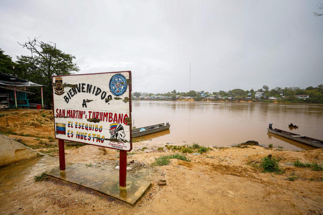 A sign reads “The Essequibo is ours” on the banks of the Cuyuni River, which separates Venezuela from the Essequibo region, in San Martín de Turumbang, Venezuela, on May 26, 2025. Venezuela and Guyana have long been embroiled in a border dispute over the mineral‑rich Essequibo territory, which Guyana administers but Venezuela continues to claim. (Pedro Mattey/AFP via Getty Images)