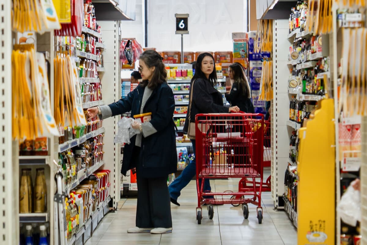 Shoppers at a grocery store in Centreville, Va. (Madalina Kilroy/The Epoch Times)