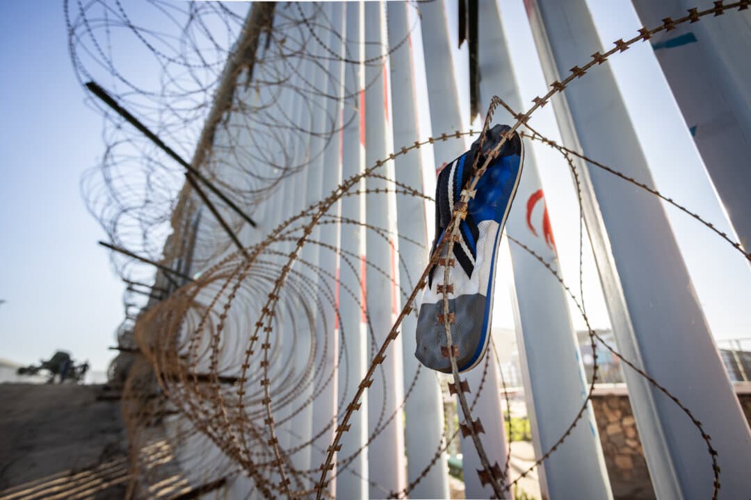 (Left) U.S. Marines patrol the U.S.–Mexico border near San Diego on Jan. 20, 2026. (Right) A sandal caught in barbed wire hangs on the U.S. border wall outside San Diego on Jan. 20, 2026. (John Fredricks/The Epoch Times)