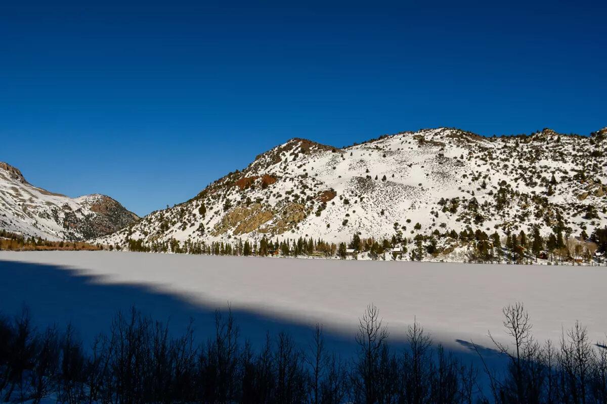When part of Highway 158 closes to auto traffic in winter, hikers and snowshoers inherit a broad, mostly flat path with views of Silver Lake. (Christopher Reynolds/Los Angeles Times/TNS)