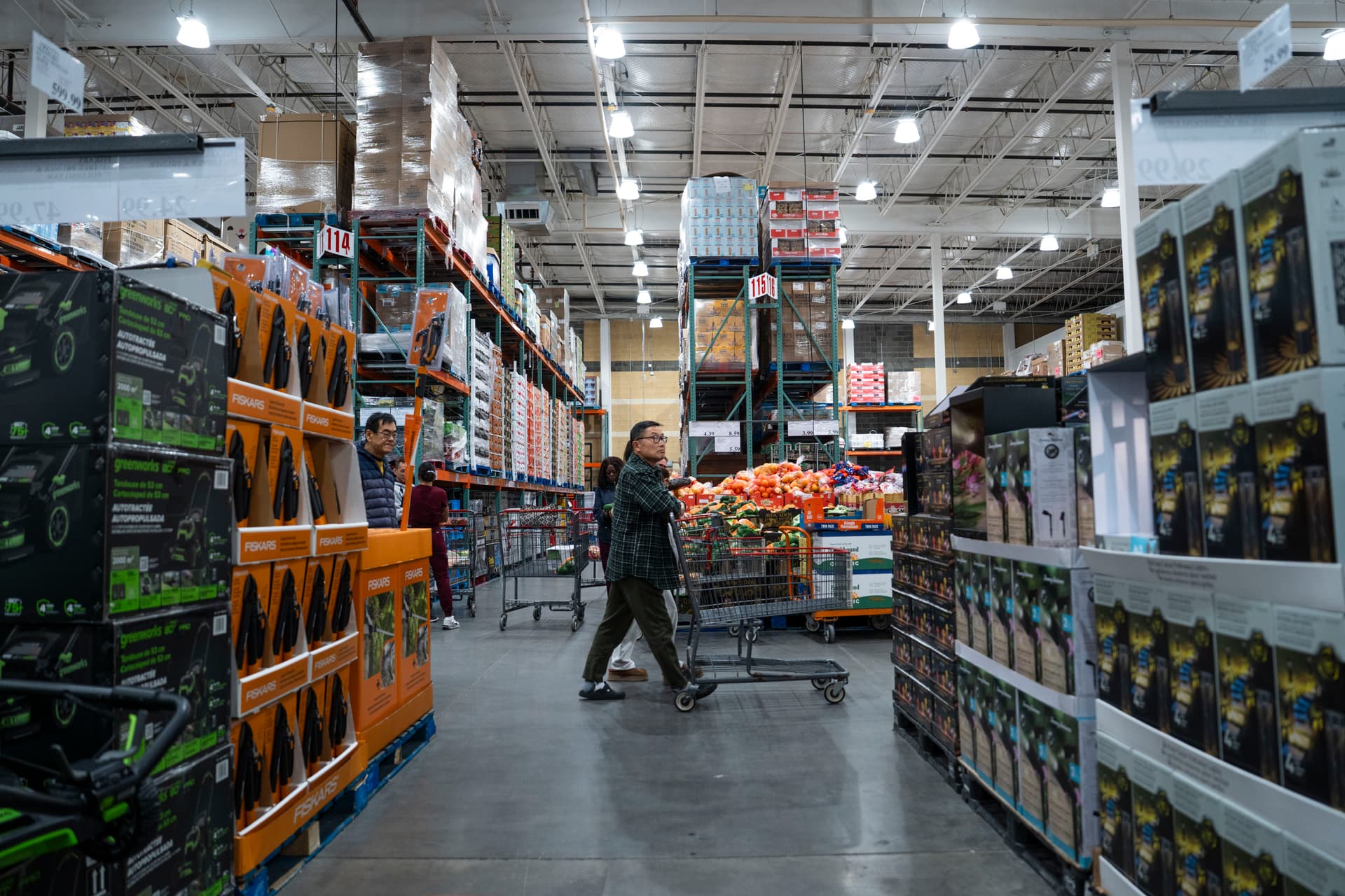 People shop for groceries at a store in Elkridge, Md., on Feb. 27, 2026. (Madalina Kilroy/The Epoch Times)