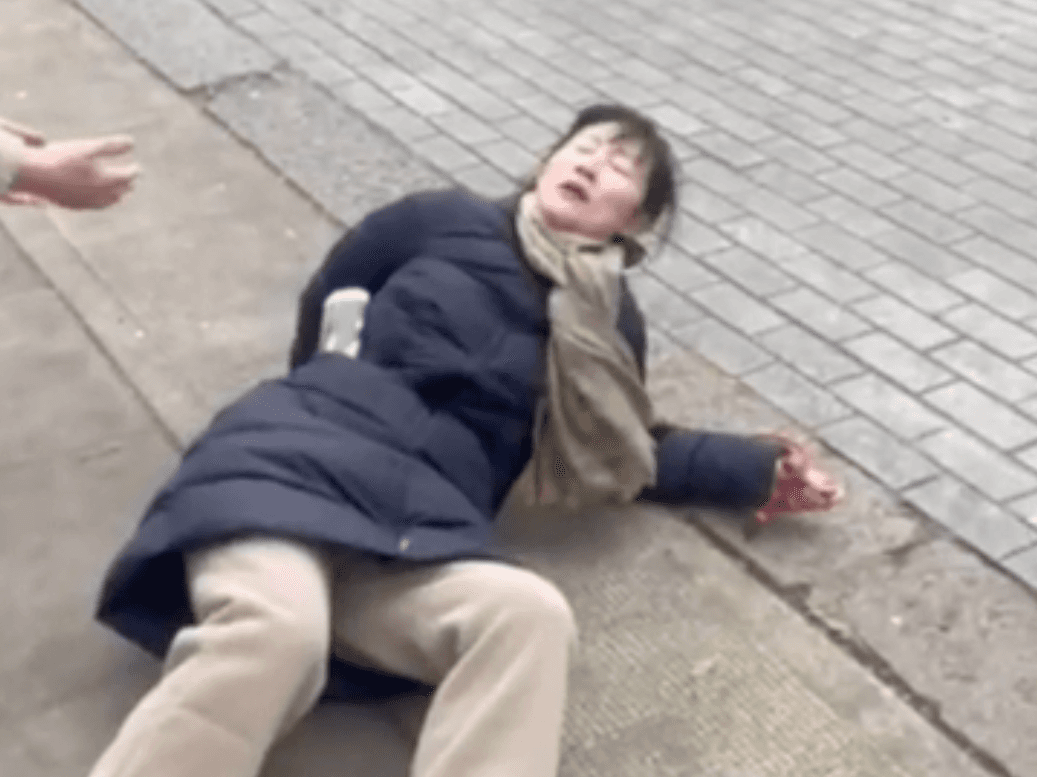 Zhang Chunping falls on the ground after an assault in London on Feb. 23, 2026. (Courtesy of Austin Tang)