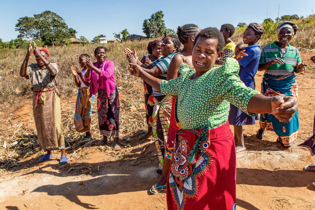 (Top) Water Wells for Africa founder Kurt Dahlin walks through rural farmland outside Monkey Bay, Malawi, on Feb. 18, 2026. For three decades, Dahlin has traveled from Los Angeles to help provide safe water in Malawi. (Bottom) A water well built by Water Wells for Africa, donated by actor Charlie Sheen, operates in southern Malawi on June 30, 2021. (John Fredricks/The Epoch Times)