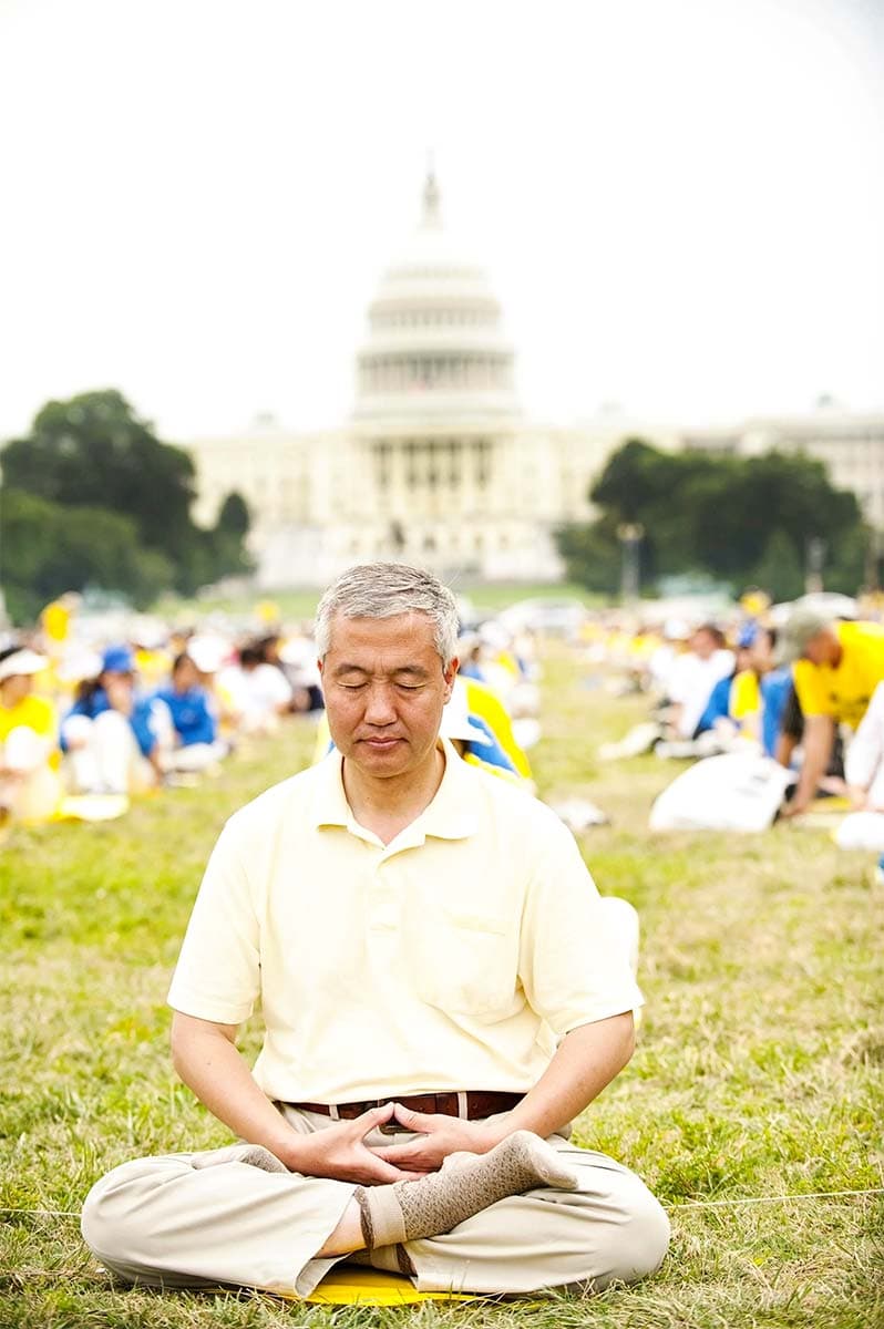 Wang Zhiyuan is practicing the fifth exercise of Falun Gong. (The Epoch Times)