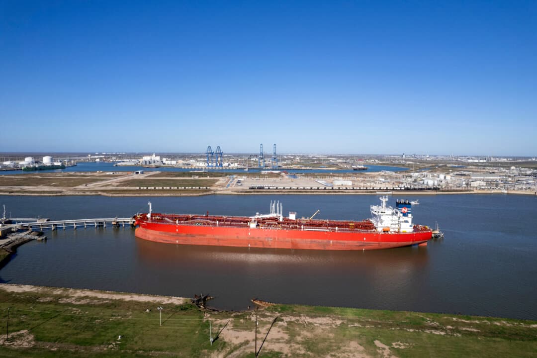 An aerial photo shows the Nave Photon crude oil tanker carrying Venezuelan oil docked in Freeport, Texas, on Jan. 16, 2026. Venezuela’s crude is largely heavy and sour—thicker and more sulphurous—making it difficult for most refineries to process. (Mark Felix/AFP via Getty Images)