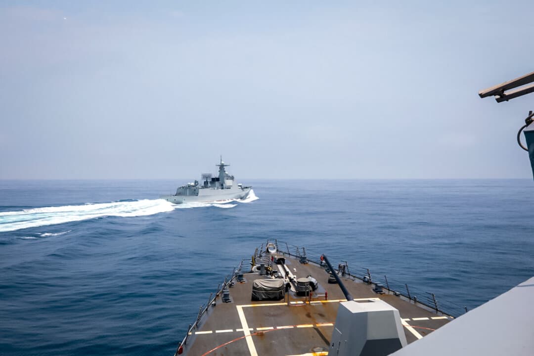 The guided-missile destroyer USS Chung-Hoon observes a Chinese PLA Navy Luyang III-class vessel (top) alongside the Royal Canadian Navy’s HMCS Montreal while transiting the Taiwan Strait on June 3, 2023. (Andre T. Richard/U.S. Navy via AFP)