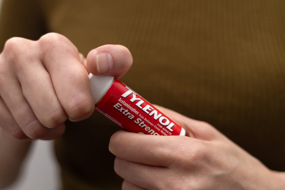 The 1982 Tylenol poisoning case led to widespread adoption of tamper-evident packaging that reshaped safety standards in the pharmaceutical industry. (RDaria/Shutterstock)