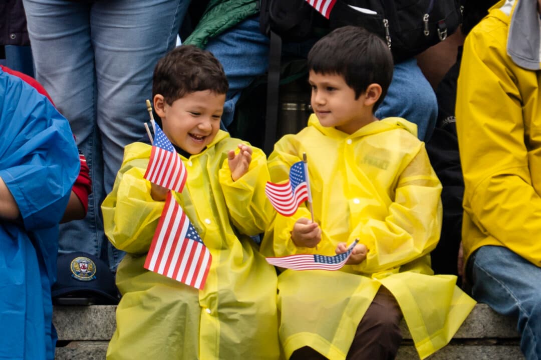 Children watch the Memorial Day parade in Washington on May 25, 2026. (Madalina Kilroy/The Epoch Times)