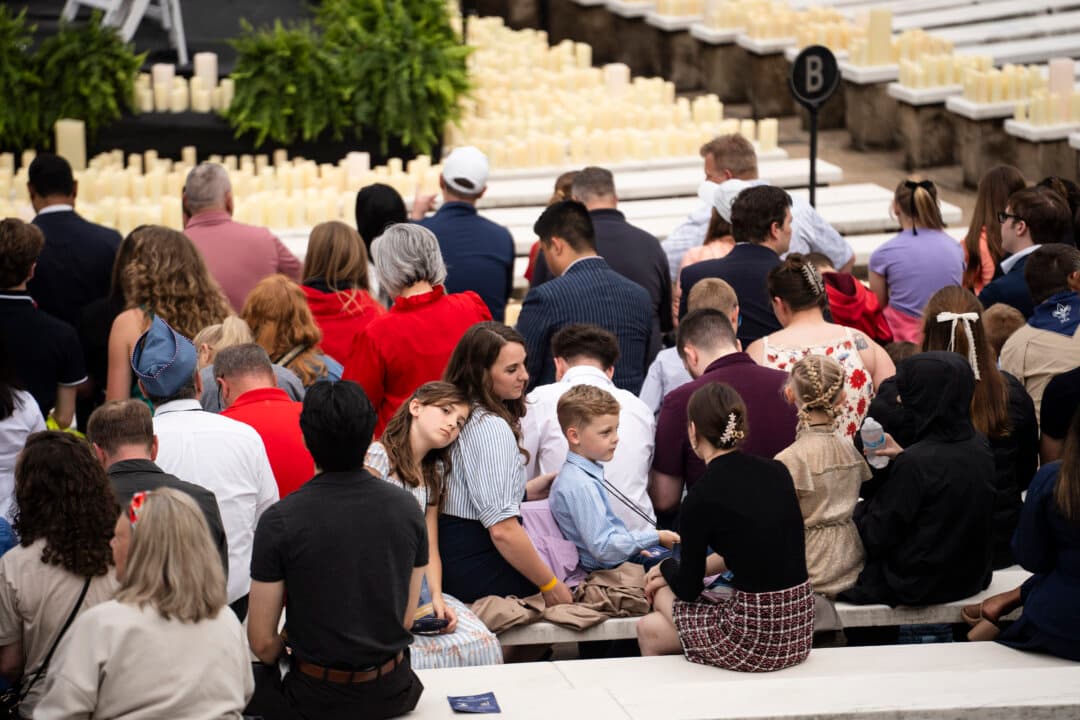 Attendees during the Freedom 250 National Memorial Day Observance: An Evening of Stories and Service event at the Arlington National Cemetery’s Memorial Amphitheater in Arlington, Va., on May 25, 2026. (Madalina Kilroy/The Epoch Times)