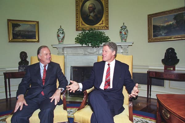 Los Angeles Mayor Richard Riordan with President Bill Clinton in the Oval Office in 1993, in this file photo. Riordan, the last Republican mayor of Los Angeles, served from 1993 to 2001. (Robert McNeely/Public Domain)