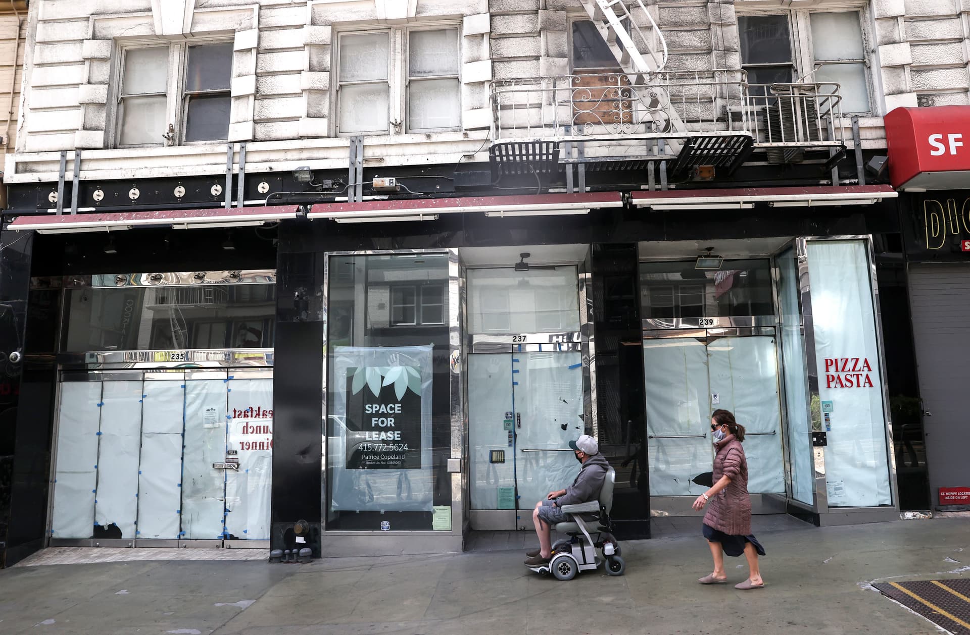 People pass by a vacant storefront in San Francisco, Calif. on June 11, 2020. (Justin Sullivan/Getty Images)