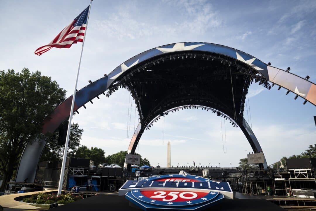 Media preview of the Ultimate Fighting Championship (UFC) setup of the upcoming UFC Freedom Fight on June 14, on the South Lawn of the White House on June 11, 2026. (Madalina Kilroy/The Epoch Times)