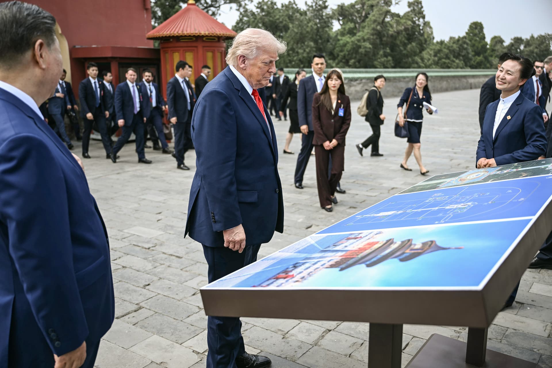 Chinese leader Xi Jinping (L) and U.S. President Donald Trump (C) visit the Temple of Heaven in Beijing on May 14, 2026. (Brendan Smialowski/Pool/Getty Images)