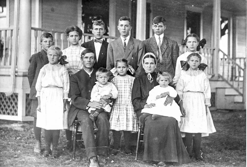 A portrait of the D.D. Miller family of Goshen, Ind., from an album dated 1910–1920. Large families were common in the United States in the 18th, 19th, and early 20th centuries. (Mennonite Church USA Archives/Public Domain)