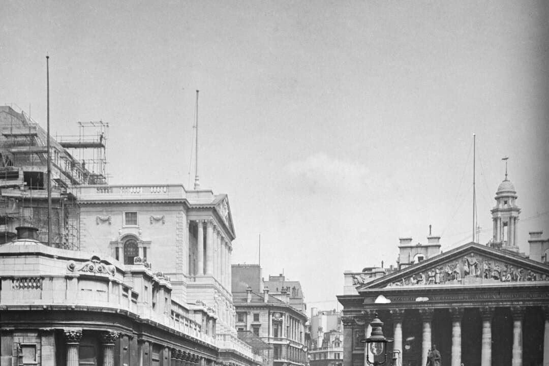 (Left) Traffic near the Bank of England and Royal Exchange, in London, circa 1900. For much of the 19th century, Great Britain was the world’s dominant power.(Right) Crowds at the “curb market”—an open-air, unregulated stock trading venue—on Broad Street, looking north to the Stock Exchange and Wall Street in New York City, in 1903, in a stereoscopic image. Americans tend to view risk as “an opportunity instead of a danger signal,” historian Arthur Herman says. (FPG/Archive Photos/Getty Images, Underwood & Underwood/Graphic House/Archive Photos/Getty Images)