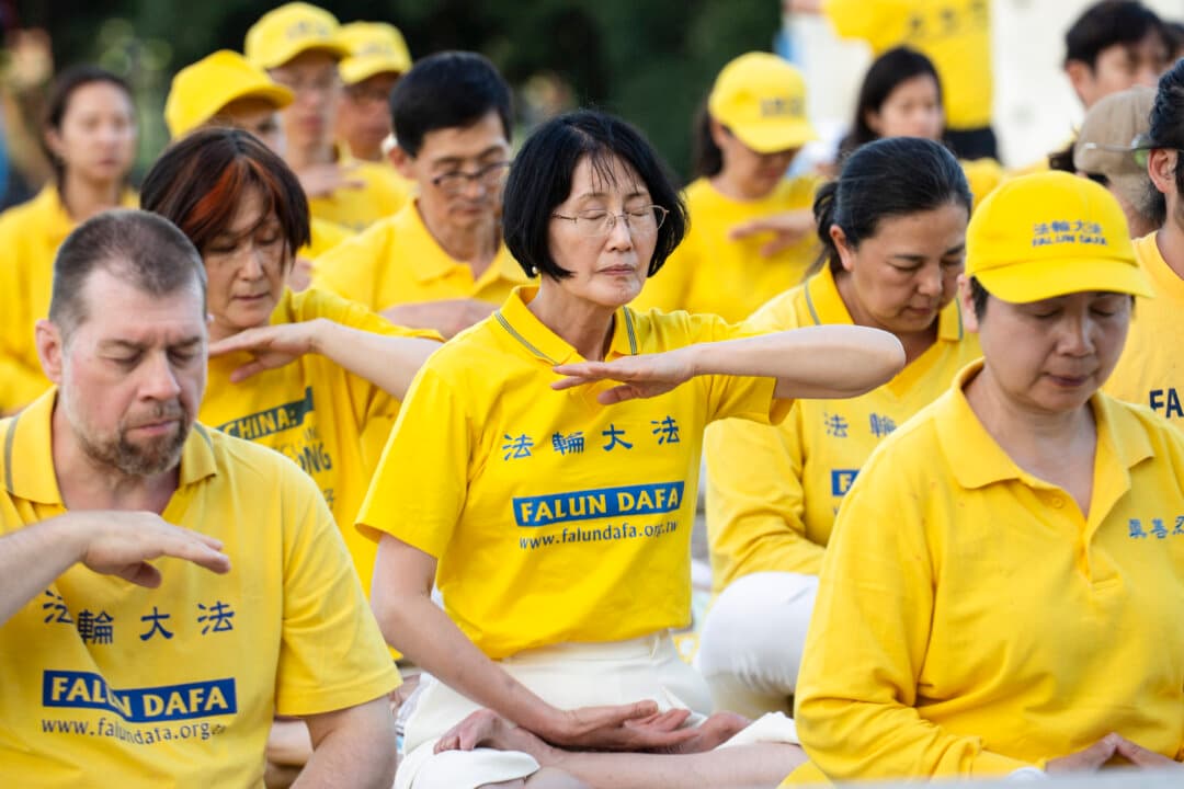 Falun Dafa practitioners meditate at the Lincoln Memorial on July 23, 2026. (Madalina Kilroy/The Epoch Times)