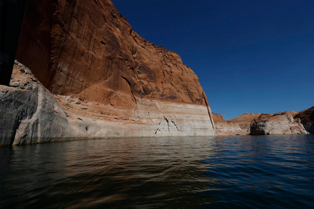 The tall bleached 'bathtub ring` on the rocky banks of Lake Powell in Page, Ariz., on Aug. 1, 2026. (Justin Sullivan/Getty Images)