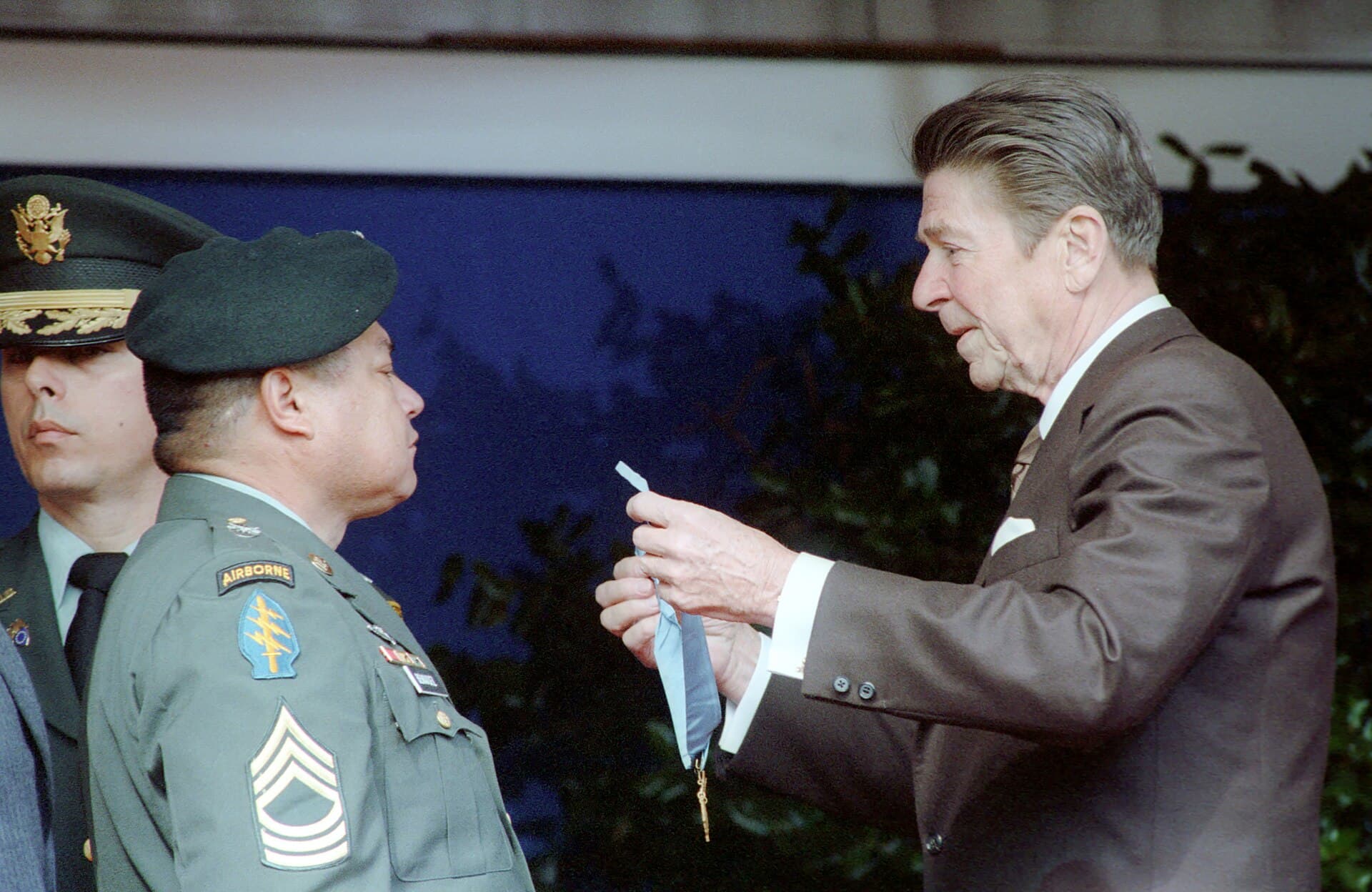 On Feb. 24, 1981, President Ronald Reagan (R) presents the Medal of Honor to Sgt. Roy Benavidez at the Pentagon. (Public Domain)