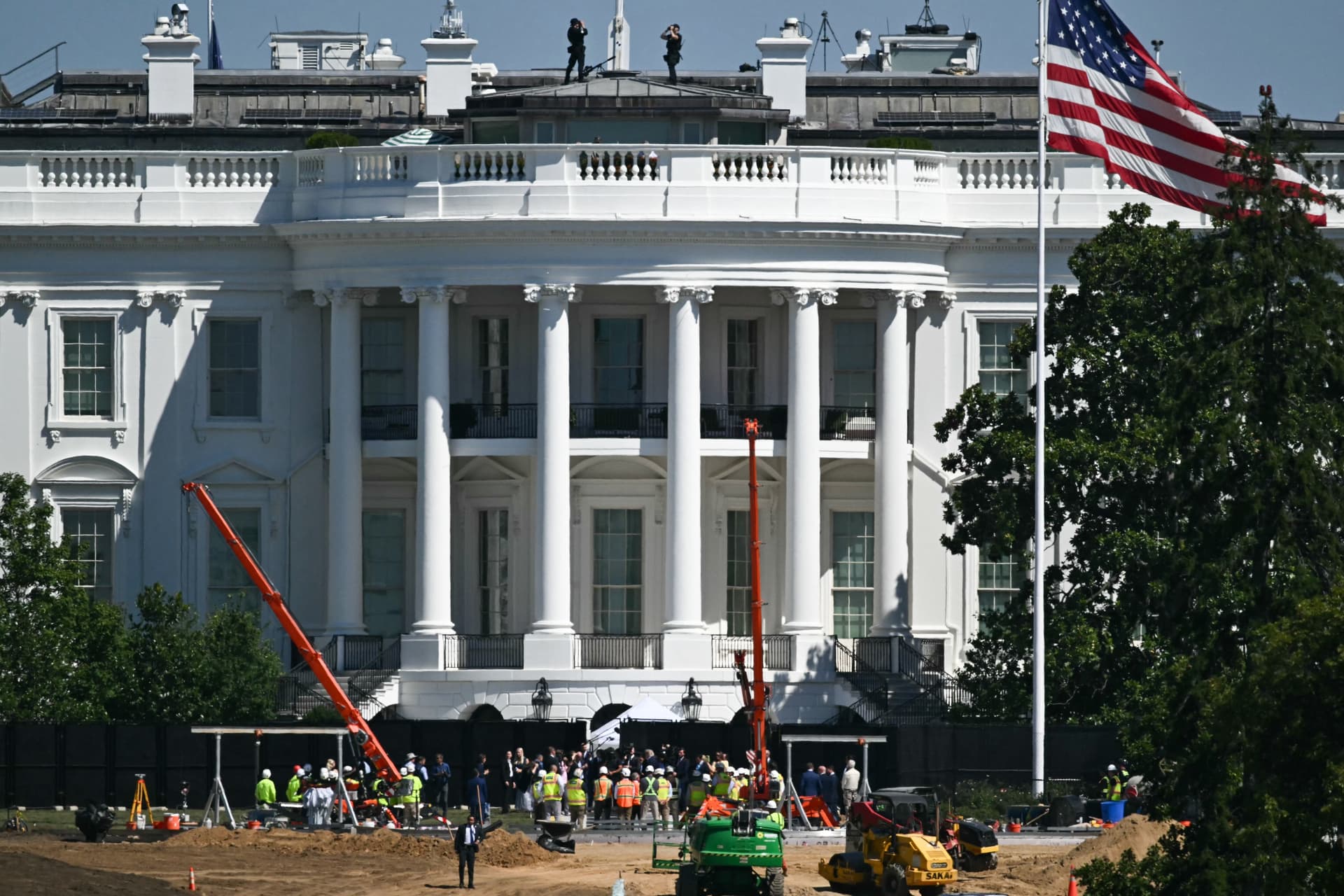 A view of the White House as U.S. President Donald Trump visits a construction site of a helipad on the South Lawn on Aug. 19, 2026. (Kent Nishimura/AFP)