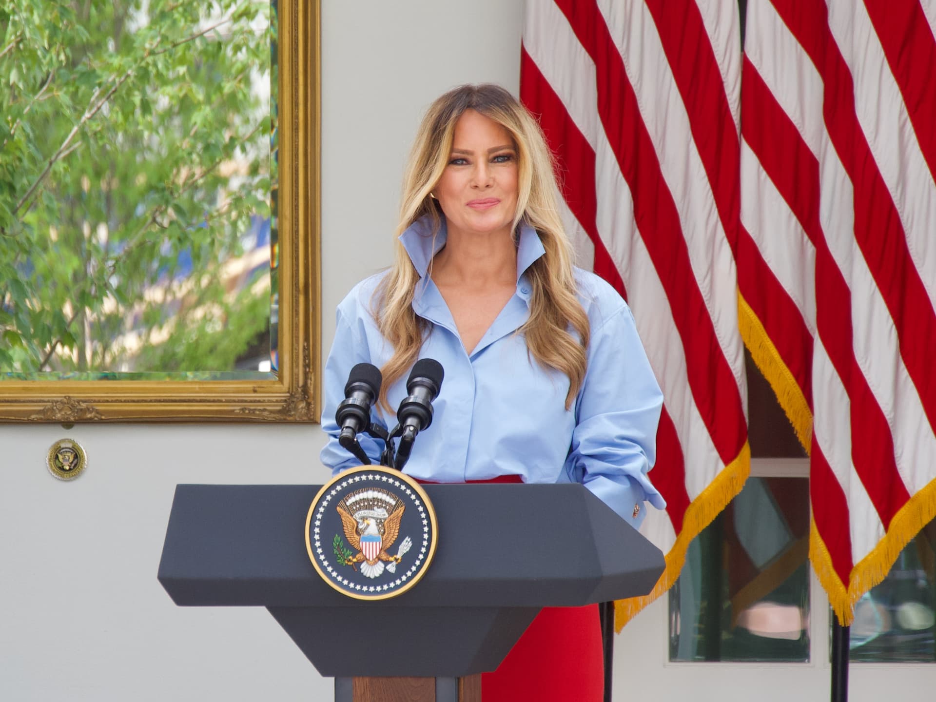 First Lady Melania Trump announces $2 million in new scholarships for her Fostering the Future initiative at the White House’s Rose Garden in Washington on Aug. 20, 2026. (Travis Gillmore/The Epoch Times)