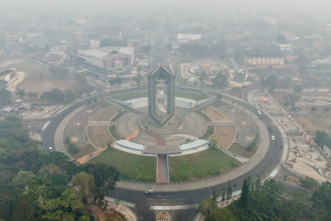 Thick, pungent smoke from forest and land fires blankets the city of Palangka Raya in Centralt Kalimantan, Indonesia, on Sept. 6, 2026 (Reina/AFP via Getty Images)