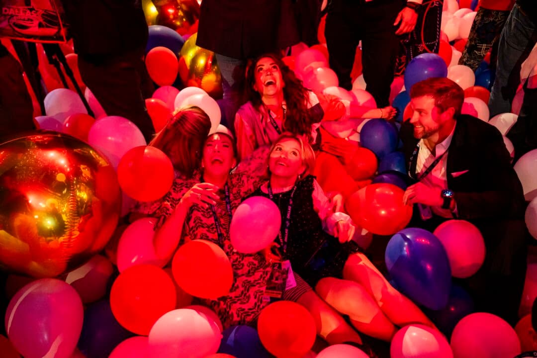 People play with balloons as the 2026 Republican National Committee Midterm Convention comes to an end in Dallas on Sept. 10, 2026. (Madalina Kilroy/The Epoch Times)