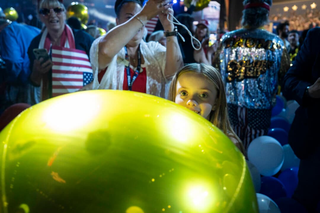 A girl plays with balloons at the end of the 2026 Republican National Committee Midterm Convention in Dallas on Sept. 10, 2026. (Madalina Kilroy/The Epoch Times)