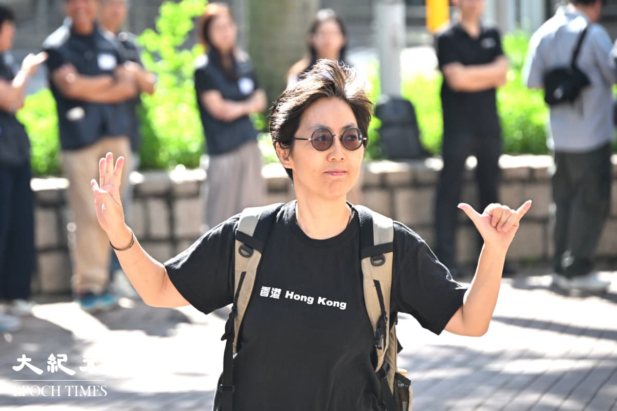 Lau Ka-yee, former member of Hong Kong Alliance, makes the “6” and “4” hand gestures as she enters the court ahead of the sentencing in the national security trial of three pro-democracy activists who organized annual vigils to mark China's 1989 Tiananmen Square Massacre, in Hong Kong on Sept. 11, 2026. (Wu Ruilue/The Epoch Times)