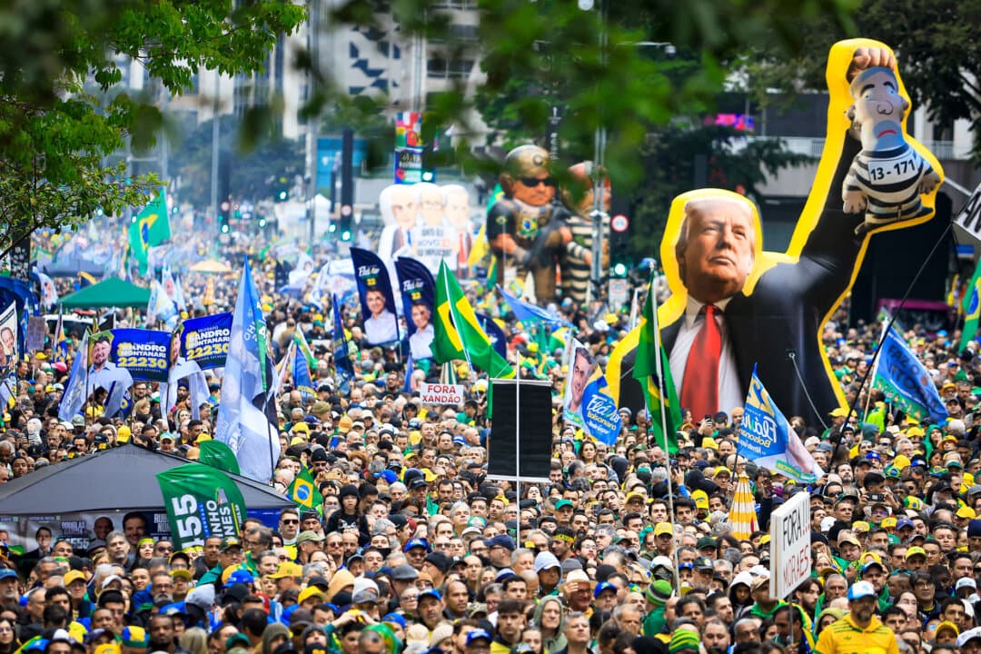 A giant balloon depicts U.S. President Donald Trump holding Brazilian President Luiz Inácio Lula da Silva, as supporters of Brazilian presidential candidate Flavio Bolsonaro take part in a rally in São Paulo on Sept. 7, 2026. (Miguel Schincariol/AFP via Getty Images)