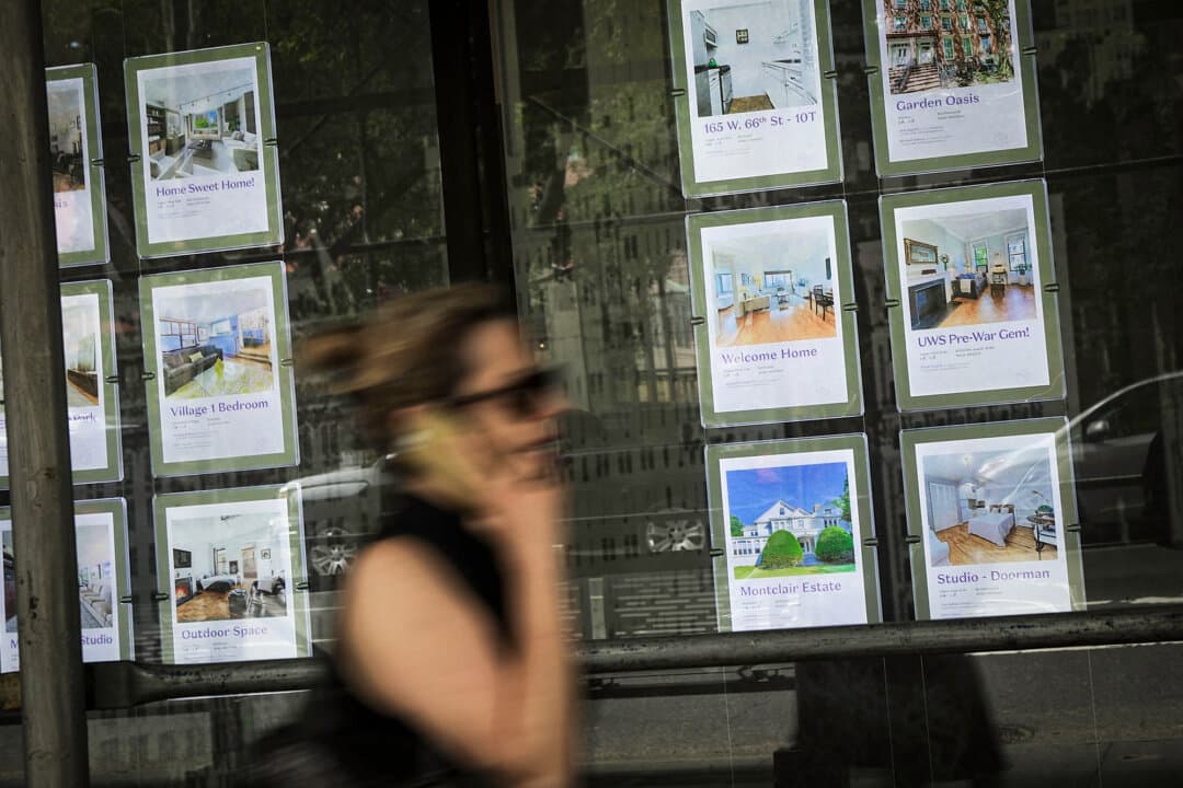 Luxury apartments are advertised in a realtor's window on the West Side of Manhattan on July 24, 2018. (Spencer Platt/Getty Images)