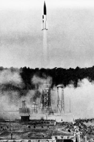 A V-2 launched from Test Stand VII in summer 1943. (Bundesarchiv, Bild 141-1880/<a class="mw-mmv-license" href="https://creativecommons.org/licenses/by-sa/3.0/de/deed.en" target="_blank" rel="noopener">CC BY-SA 3.0 de</a>)