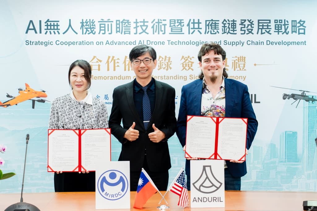 Metal Industries Research & Development Centre Chairwoman Liu Chia-ju and Anduril Industries founder Palmer Luckey sign a memorandum of understanding on drone cooperation in Taiwan on June 3, 2026. Industrial Development Administration Director-General Chiu Chiu-hui attended the signing. (Courtesy of Taiwan’s Industrial Development Administration)