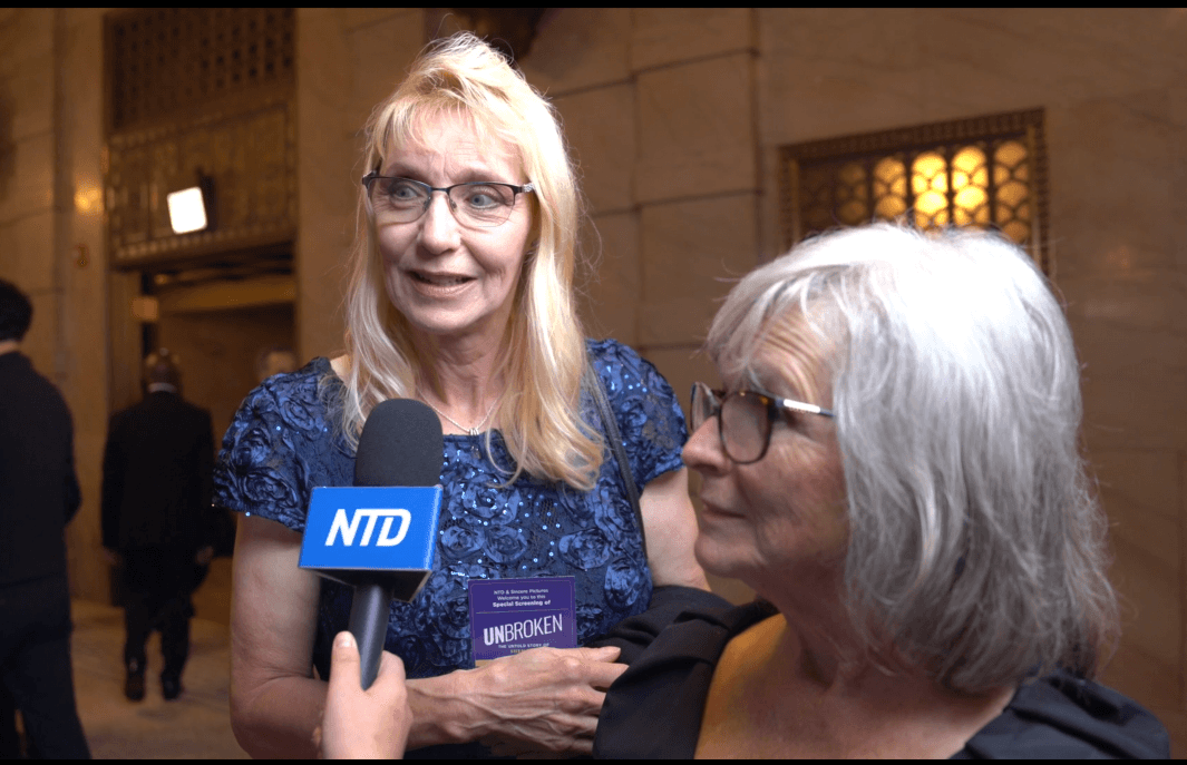 Shelley Eiler (L) and Rebecca Magallanes at the premiere. “They’re really strong individuals," said Eiler, "and we get to benefit from it when they perform.” (NTD)
