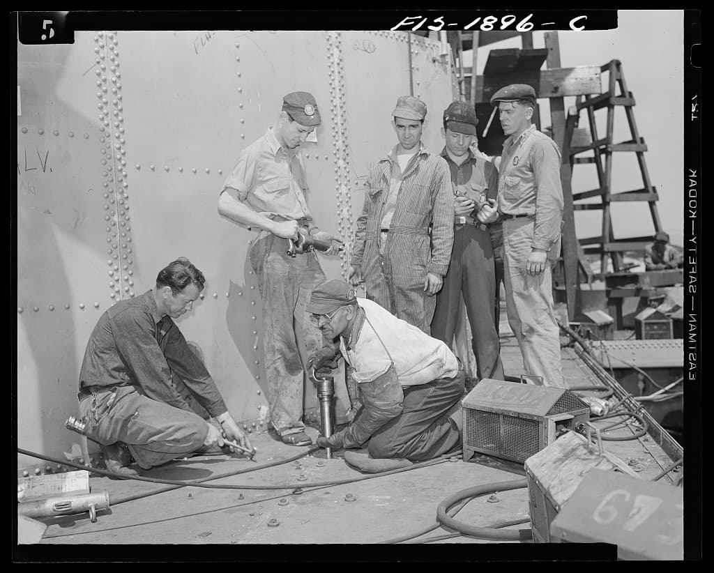 Shipyard workers in Newport News, Va. Library of Congress. (Public Domain)