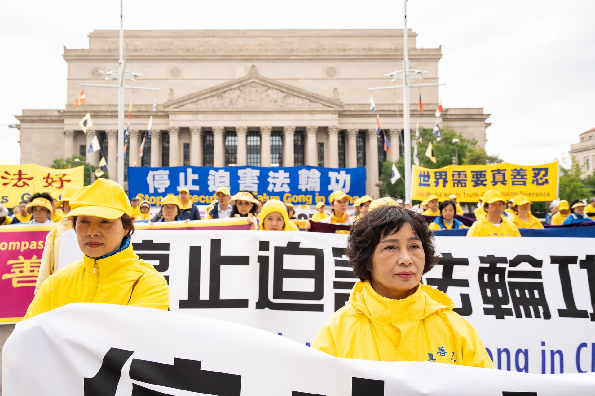Falun Gong practitioners hold a rally to demand an end to the Chinese Communist Party's persecution of the spiritual practice during Chinese leader Xi Jinping's state visit to Washington on Sept. 24, 2026. (Samira Bouaou/The Epoch Times)